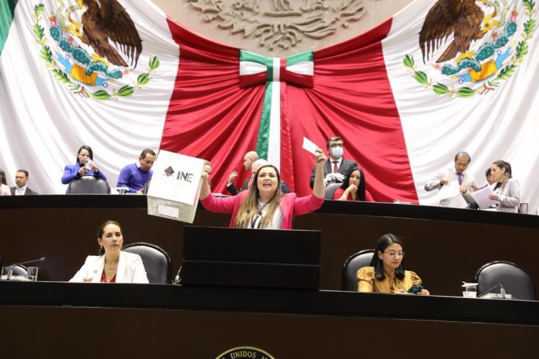 Aprueban en Comisión disminuir la edad para ser legislador, propuesta de las diputadas priistas Cynthia López y Karla Ayala