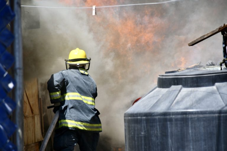 Arden tejabanes tras fuerte incendio en Cerrito de la Cruz 