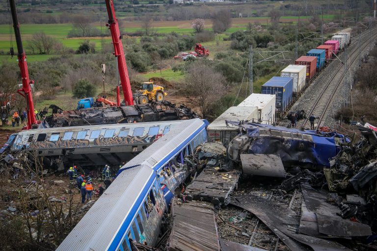 Asciende a 46 el número de muertes por colisión de trenes en Grecia