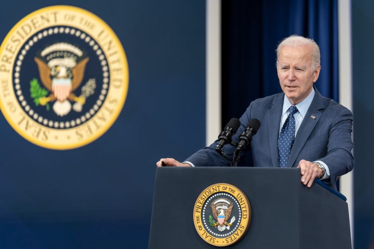 Demócratas dudan de la victoria de Biden en las próximas elecciones presidenciales, señala Bloomberg