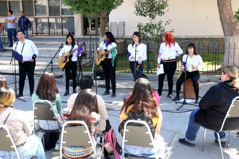 Con lectura de poesía hispanoamericana y presentación de la Tuna Femenil continúa la UA de C con Trama Vívida