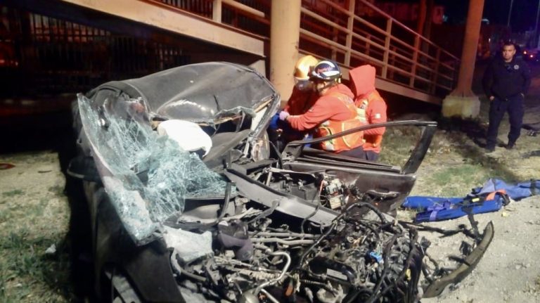 Conductor impacta su auto contra puente peatonal en Ramos Arizpe; se debate entre la vida y la muerte