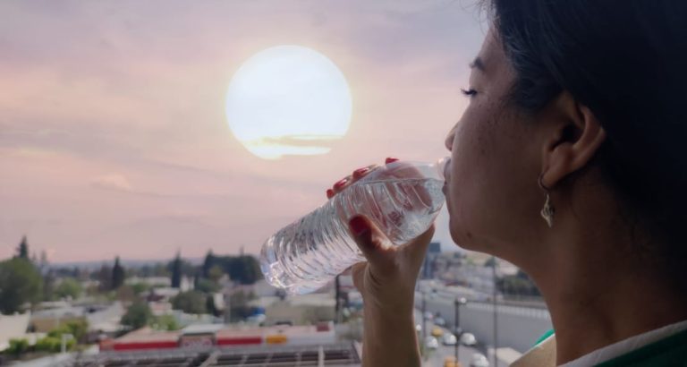 Exhorta IMSS a aumentar el consumo de agua ante temperaturas calurosas