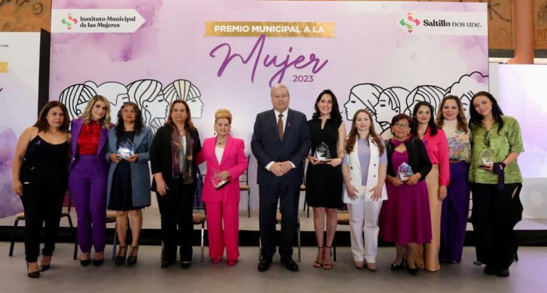 Entrega Chema Fraustro el Premio Municipal a la Mujer 2023