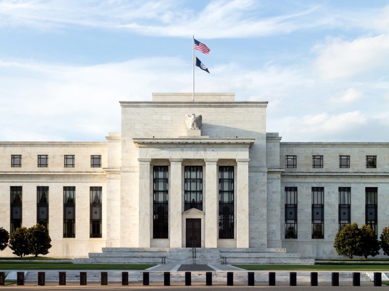 Fed sube su principal tasa 25 puntos base, su mayor nivel en 15 años