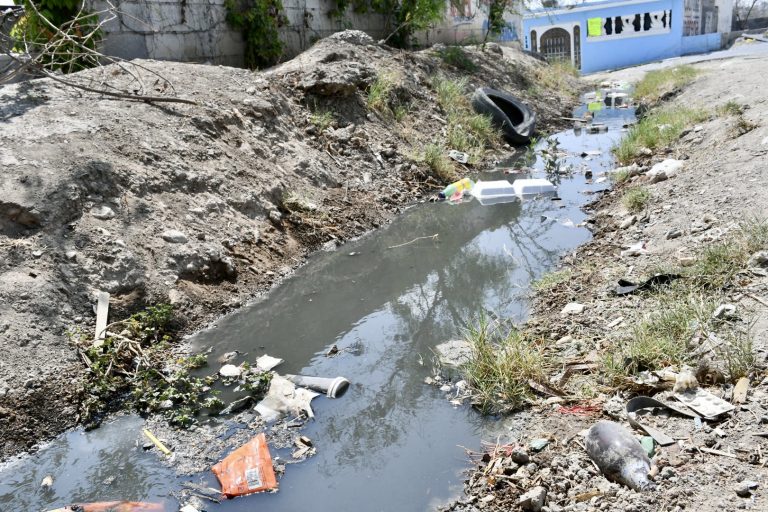 Fuga de aguas negras aqueja a vecinos de la colonia El Mirador