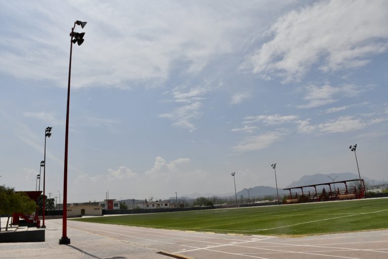 Mejoran iluminación del gimnasio municipal ‘Eulalio Gutiérrez’ 