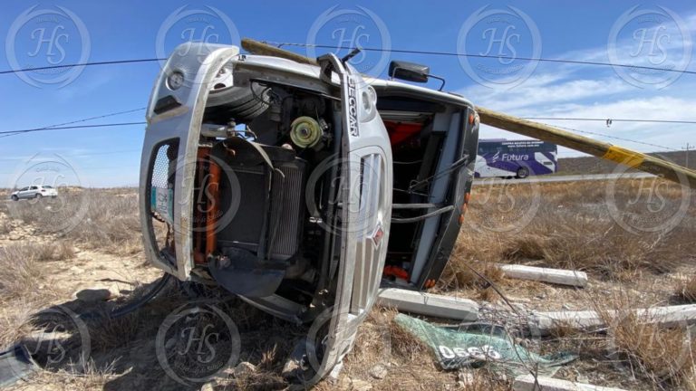 Mujer vuelca su autobús de pasajeros en la carretera a Monclova