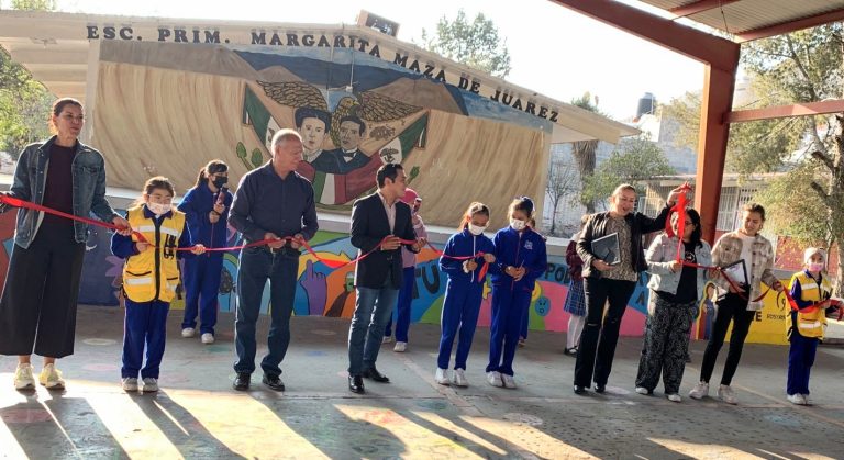 Juegan niños saltillenses a ser pintores; realizan mural por la inclusión en la Escuela Primaria Margarita Maza de Juárez