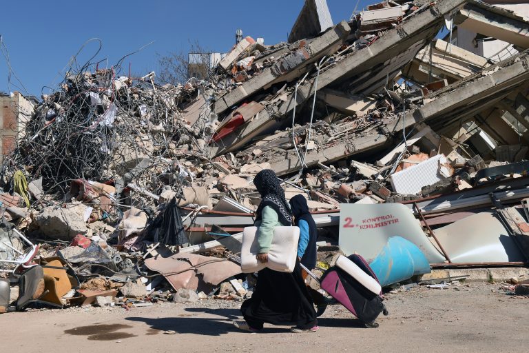 Número de muertos por terremotos en Turquía supera los 48 mil