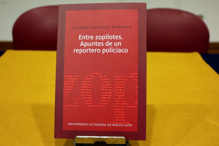 Presentan en la UA de C el libro “Entre Zopilotes. Apuntes de un reportero policiaco”