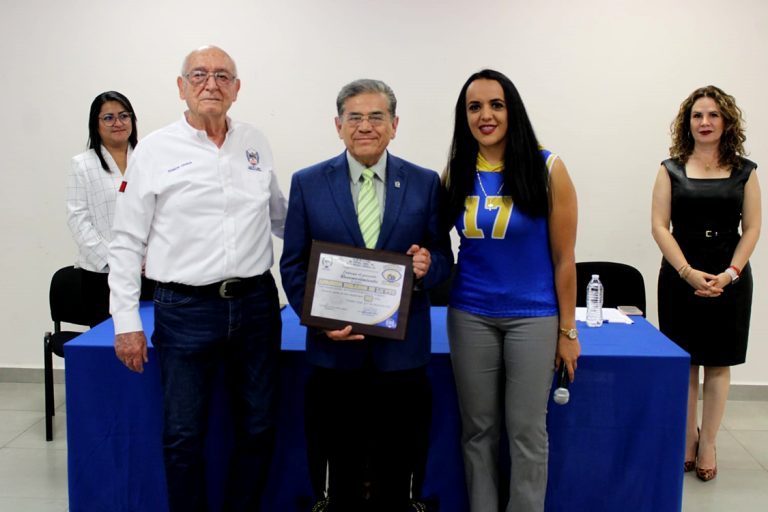 Recibe PVC de la UA de C una placa conmemorativa por el 50 aniversario de la fundación del equipo de futbol americano “Apaches Dorados”