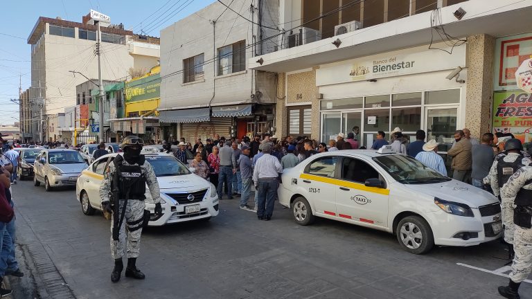 Retorna caos a Banco del Bienestar en Saltillo con largas filas