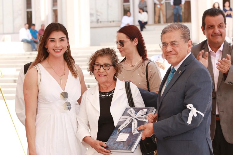 Rinde UAdeC homenaje póstumo a Don Enrique Martínez Hernández, quien fuera guardia de seguridad en la institución