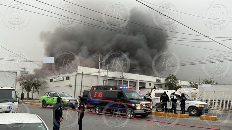 Se incendian bodegas del IMSS en el Libramiento Flores Tapia en Arteaga