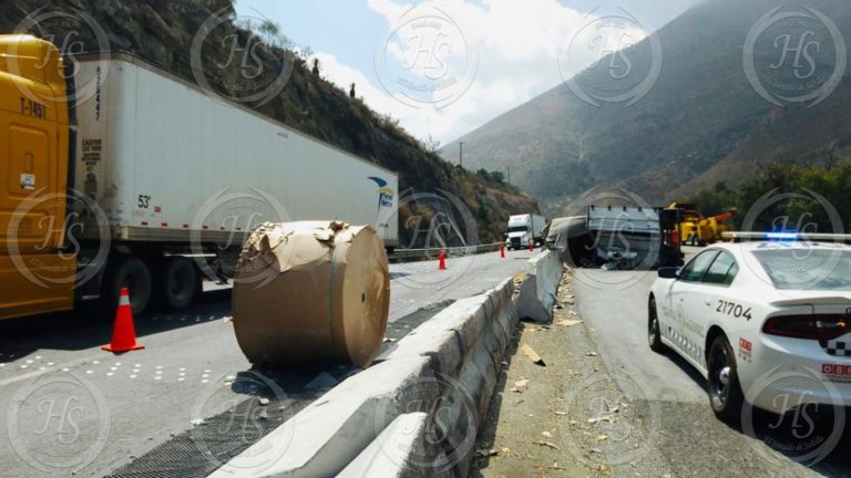 Se le sueltan rollos de aluminio y provoca accidente en Los Chorros