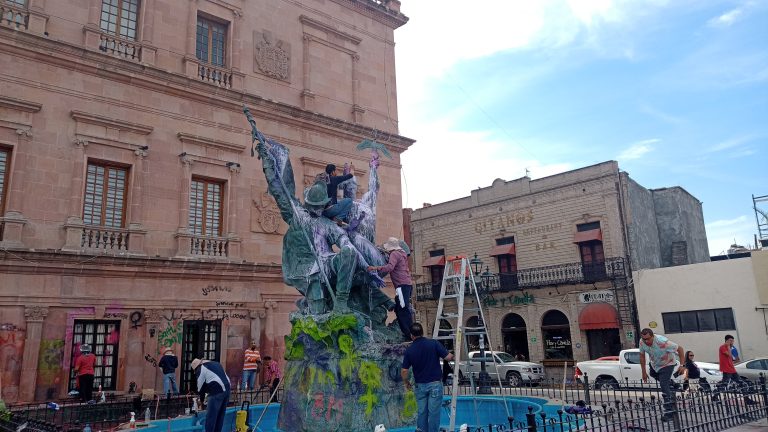 Tras marcha del 8M, realizan labores de limpieza en Plaza de la Nueva Tlaxcala