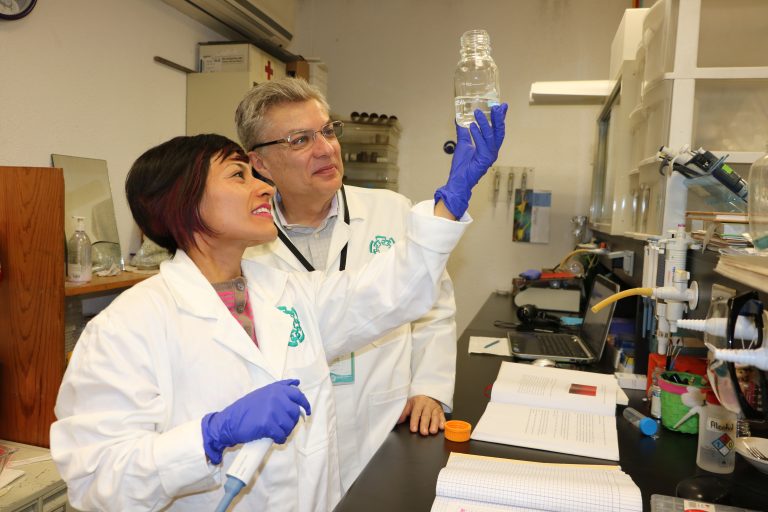 Alonso Fernández Guasti y Elisa Ventura Aquino, investigador y graduada del Cinvestav, respectivamente.