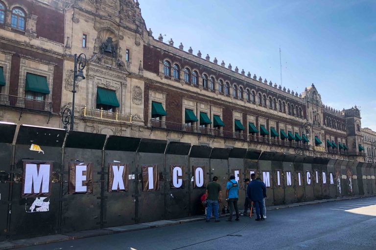 Presidente justifica vallas metálicas en Palacio Nacional