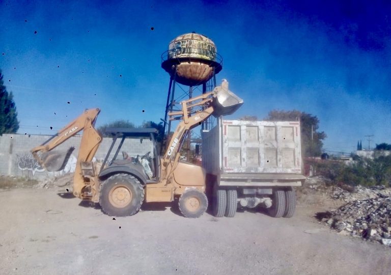 Acuden a librar de basura y escombro la periferia de Manantiales Del Valle 