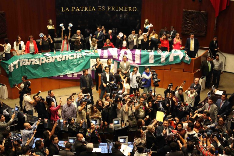 Inicia Senado sesión en salón de plenos, en medio de protestas