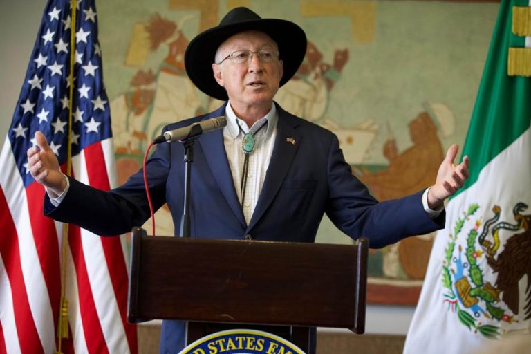 Insiste Ken Salazar en extradición de Ovidio Guzmán