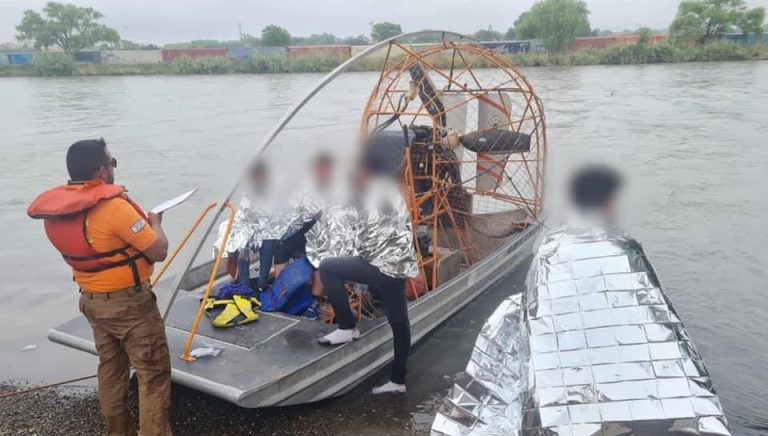 Salvan a migrante embarazada y a 3 niños del Río Bravo