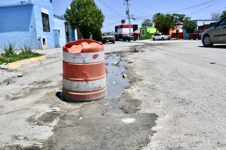 Fuga de aguas negras aqueja a vecinos de la colonia Cactus 