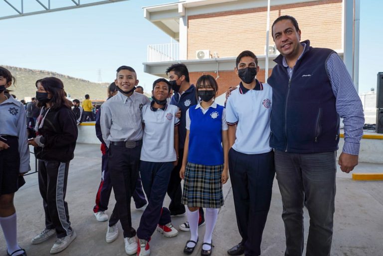 Brinda Chema Morales herramientas educativas a alumnos de la Secundaria Técnica 97   