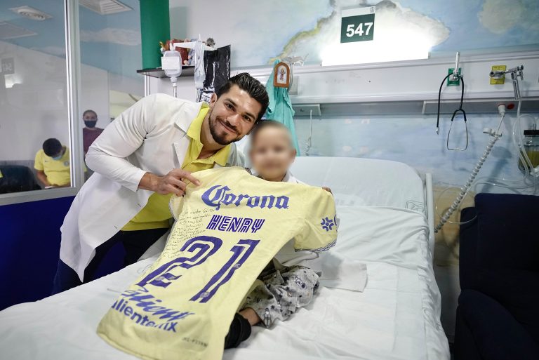 Cumple niño internado en la Unidad de Cuidados Paliativos del IMSS su sueño de conocer al futbolista Henry Martin