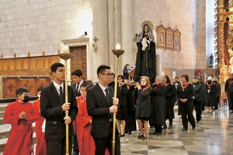 Desde Catedral, fieles viven con fe el Sábado de Gloria 