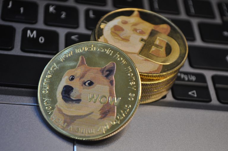 Elon Musk dispara precio de Dogecoin con broma en Twitter