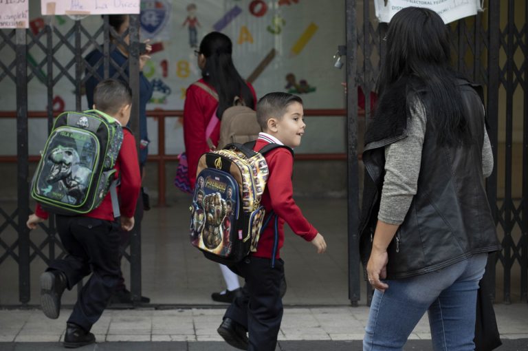 Este lunes regresan a clases más de 29 millones de estudiantes en el país