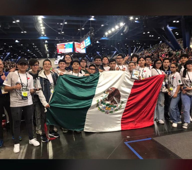 Ganan alumnos de la PVC de la UA de C premios en la 2023 First Championship Houston-FIRST Robotics Competition