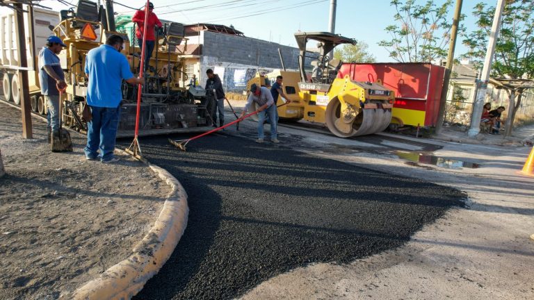 Labores de bacheo transforman vialidades en Valle Poniente