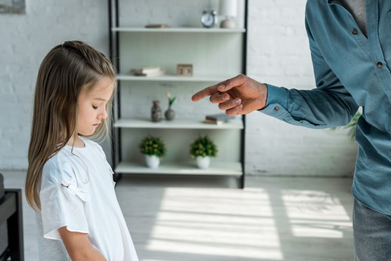 Maltrato infantil, una de las consecuencias del adultocentrismo