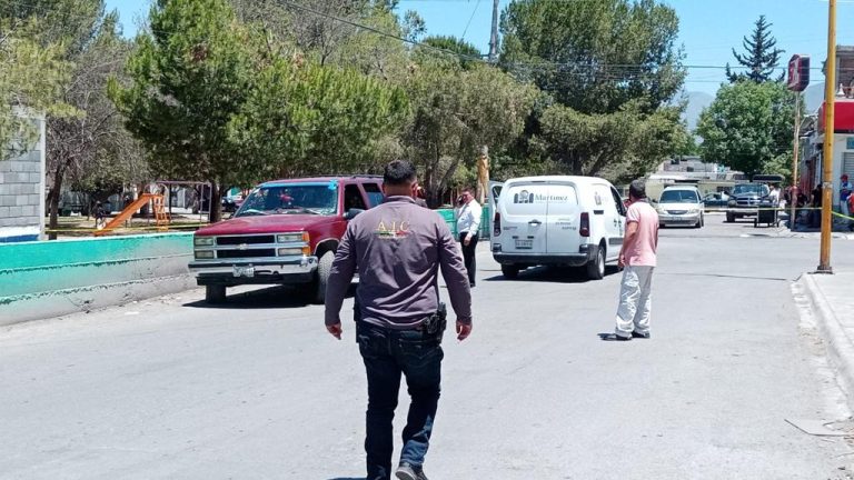 Muere mujer que era trasladada a un hospital en una camioneta; su pareja la había golpeado días atrás