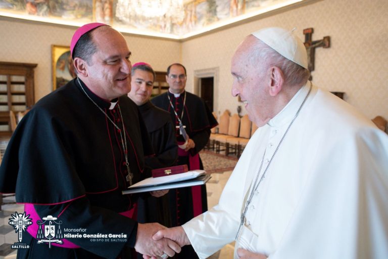 Obispo Hilario González recibe obsequios del Papa Francisco durante su visita al Vaticano