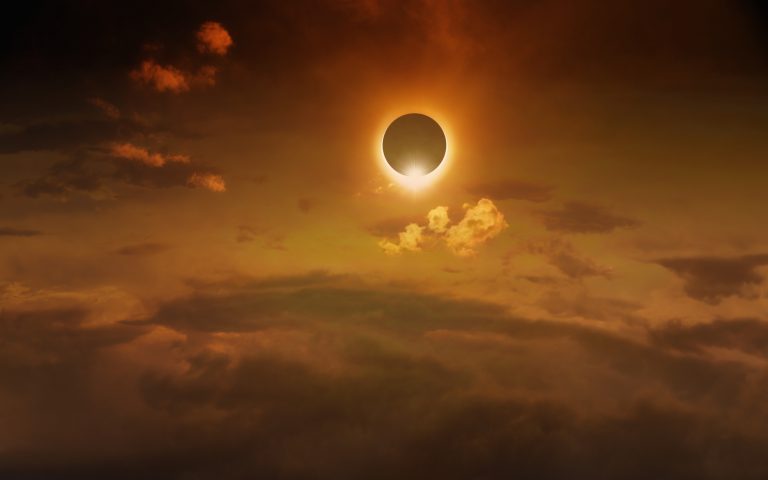 ¿Qué es un eclipse solar híbrido? El evento astronómico de abril