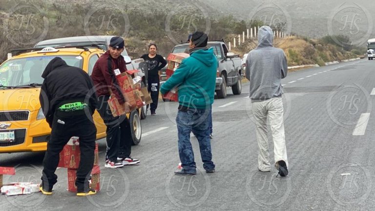 Rapiña lechera en la Saltillo-Torreón tras volcadura de tráiler de Lala