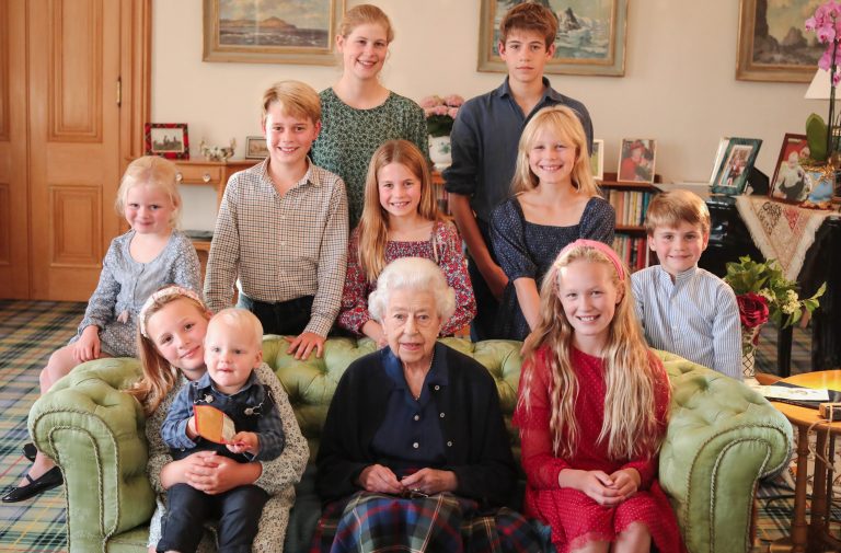 Revelan foto nunca vista de la reina Isabel II