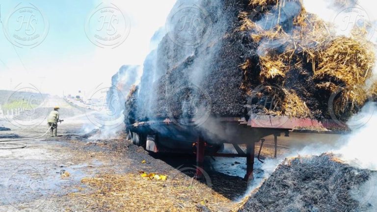 Se queman pacas de alfalfa en la Saltillo-Monterrey