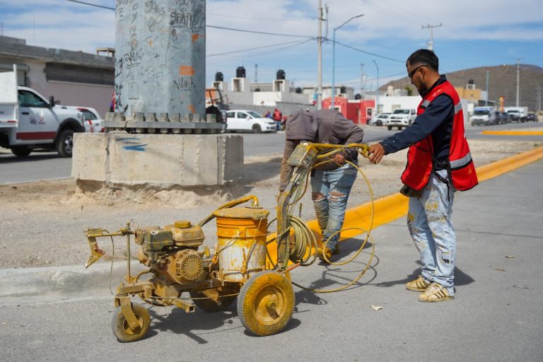 Trabajan brigadas de limpieza en la colonia Parajes del Valle