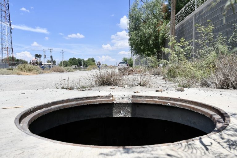 Alcantarillado sin protección cerca de vías férreas representa riesgo para peatones 