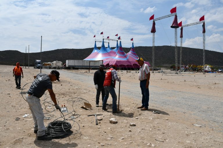 Apoya Servicios Municipales en instalación de alumbrado público para Feria del Pueblo 