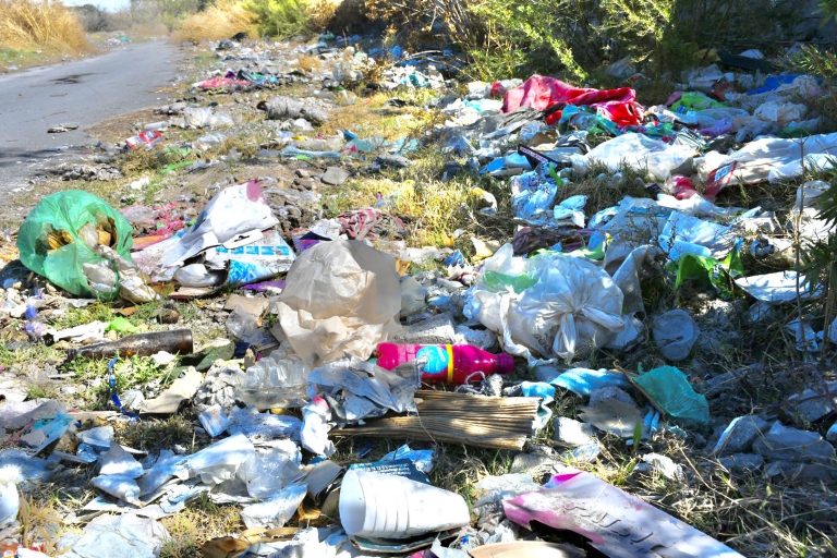 Basura y escombro acumulado afecta a vecinos en La Estación 