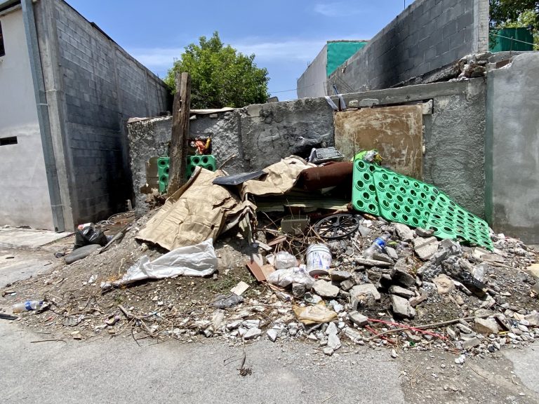 Convierten banquetas en basurero clandestino en la colonia Revolución Mexicana 