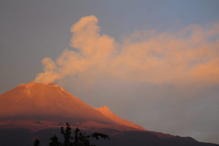 Estruendos del volcán Popocatépetl ponen en alerta a la población