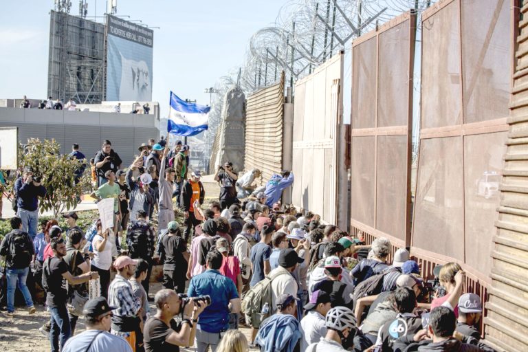 Gobierno de AMLO acordó con EU desplegar policías en frontera sur