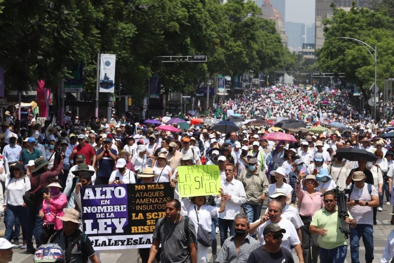 «La ley es la ley»; ciudadanos marchan en defensa de la Suprema Corte